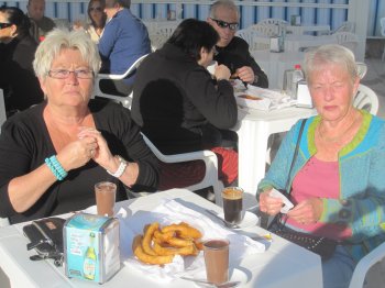 Karin og Birgit får churros på stranden i i Almunecar