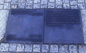 Plakette vedr. bogafbrændingen på Bebelplatz i 1933