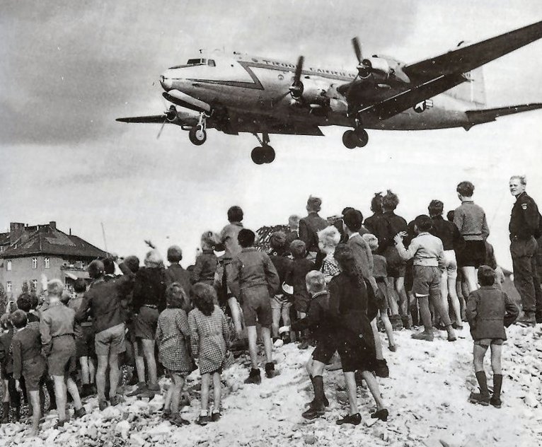 Berlinere betragter en C-54 lande på Tempelhof Lufthavn (1948)