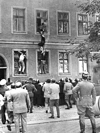77-årige Frieda Schulze hjælpes ud af sit vindue på 1. sal i Bernauer Strasse den 25. september 1961