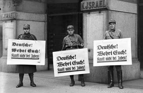 SA-folk holder vagt udenfor jødisk-ejet stormagasin