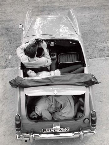 Hans Meixner, hans kæreste Martha og Marthas mor kører under grænsebommen ved Checkpoint Charlie