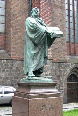 Statue af Martin Luther udenfor Mariakirken