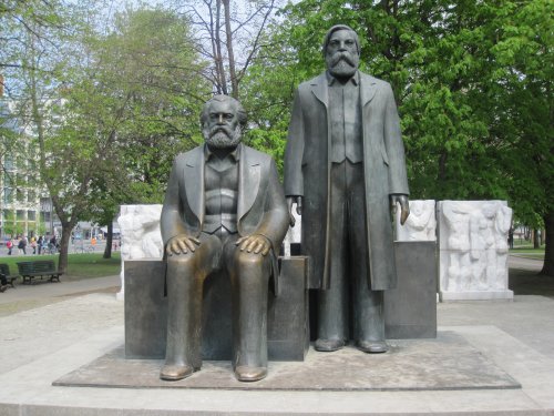 Statue af Marx og Engelsk på Marx-Engels Forum i Berlin
