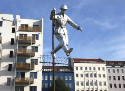 Skulptur af Conrad Schumanns spring over pigtråden ind i friheden