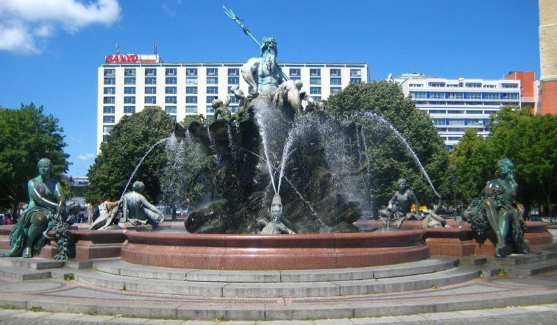 Neptunbrunnen ved Das Rote Rathaus nær ved Alexanderplatz