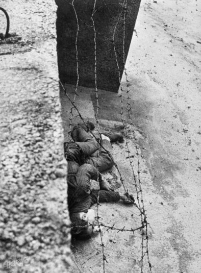 Peter Fechter ligger døende op ad Muren