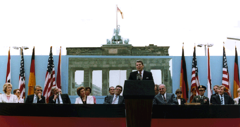 Ronald Reagan taler foran Brandenburger Tor i 1987