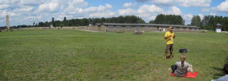 Derek foran 'den lille lejr', i baggrunden ses barak 38 og barak 39, som rummer det jødiske museum