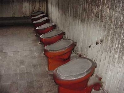 Toiletterne i barak 38 i Sachsenhausen