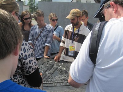 Derek gennemgår model over lejren