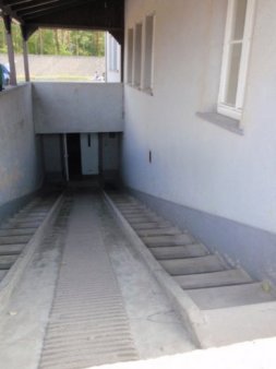 Rampen, som ligene blev kørt ned ad efter obduktion