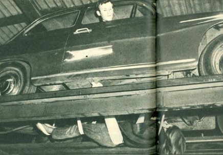 Wolfgang Eulitz smugler sin 17-årige kæreste Inge Lange ud af Øst-Berlin under en bil