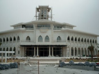Palads under bygning på stranden ved Dubai City