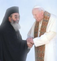 Pave Johannes Paul II hilser på ærkebiskop Damianos i St Katharine Klostret