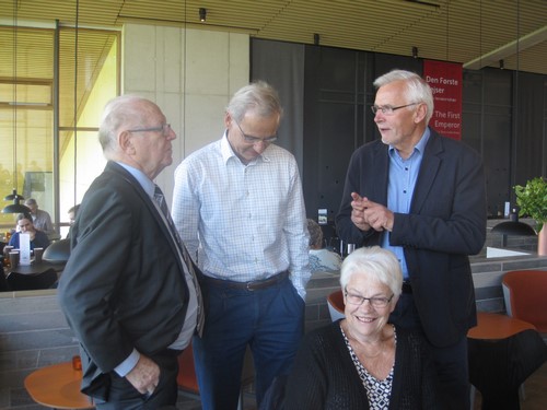 Klaus og Per i samtale med Thorkild Simonsen
