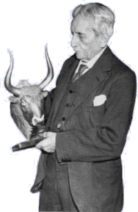 Arthur Evans holder et minoisk tyrehoved, foto taget i 1936.