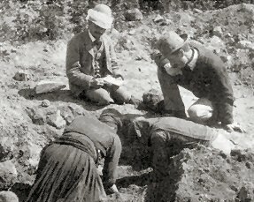 Evans (til venstre med notesblok) og Mackenzie ved udgravning ved Knossos