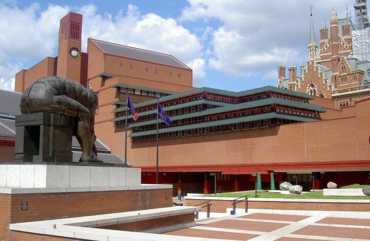British Library med statue af Isac Newton i forgrunden og St. Pancras i baggrunden