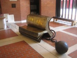 Pudsig bogbænk i forhallen til british Library