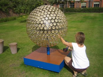 Blomsterskulptur, rejst i anledning af 10-året for prinsesse Dianas død