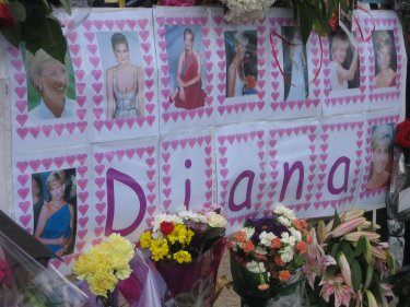 10-års dagen for Dianas død, hilsener ved Kensington Palace