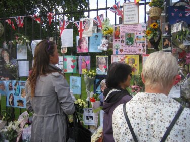 10-års dagen for Dianas død, hilsener ved Kensington Palace