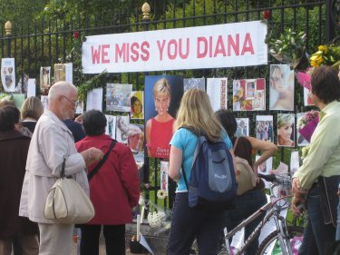 10-års dagen for Dianas død, hilsener ved Kensington Palace