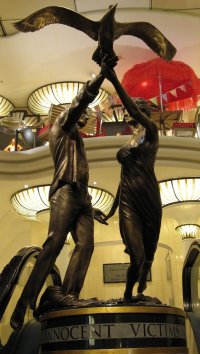 Statue af Diana og Dodi i Harrods, Knightsbridge