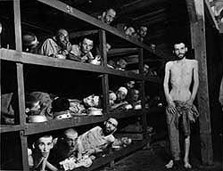 Foto på Imperial War Museum af fanger i Buchenwald, som blev befriet af amerikanske tropper april 1945