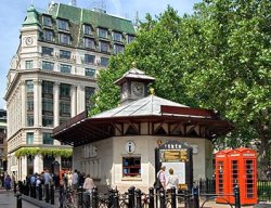 Bod på Leicester Square, hvor man kan købe teaterbilletter til halv pris