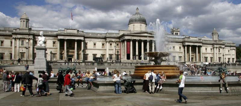 Trafalgar Square i London med National Gallery i baggrunden