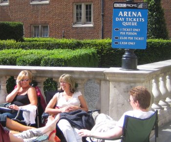 Kø til billige billetter til promenadekoncert i Royal Albert Hall