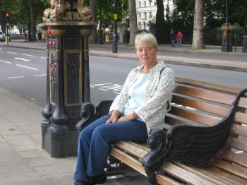Birgit på bænk ved Kleopatras Nål i London