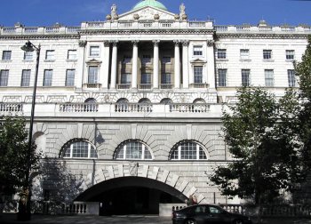 Somerset House set fra Embankment langs Themsen i London