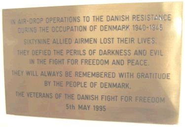 Mindetavle i St Clement Danes over engelske flyvere, som mistede livet under nedkastninger i Danmark under anden verdenskrig.