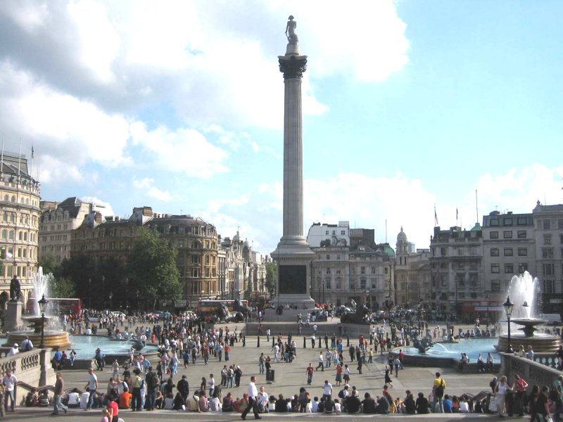 Trafalgar Square i London, set fra trappen af National Gallery