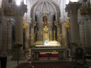 Altret i krypten under Almudena katedralen i Madrid