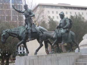 Don Quixote de la Mancha og hans tro væbner Sancho Panza på Plaza de Espana