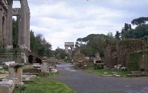 Via Saccra foran Antoninus og Faustinas tempel