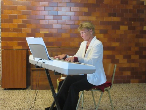 Inger Marie tryller på orgelet