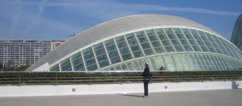 Birgit foran planetariet i Valencia